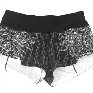 Lululemon patterned shorts 2.5”